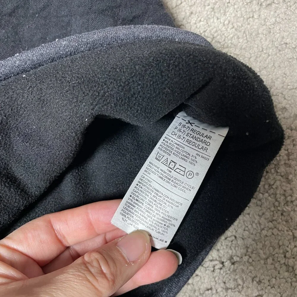 Old Navy Black and Gray Quilted Henley Hoodie Boys size small‎ 6-7
